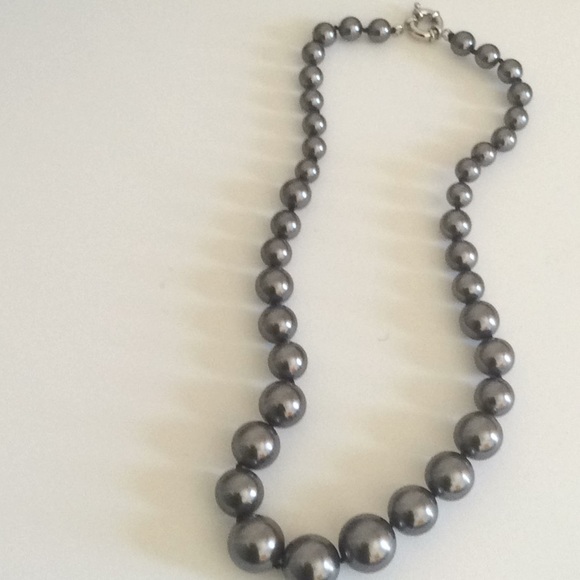Grey necklace 19 inch length when open - Picture 3 of 3